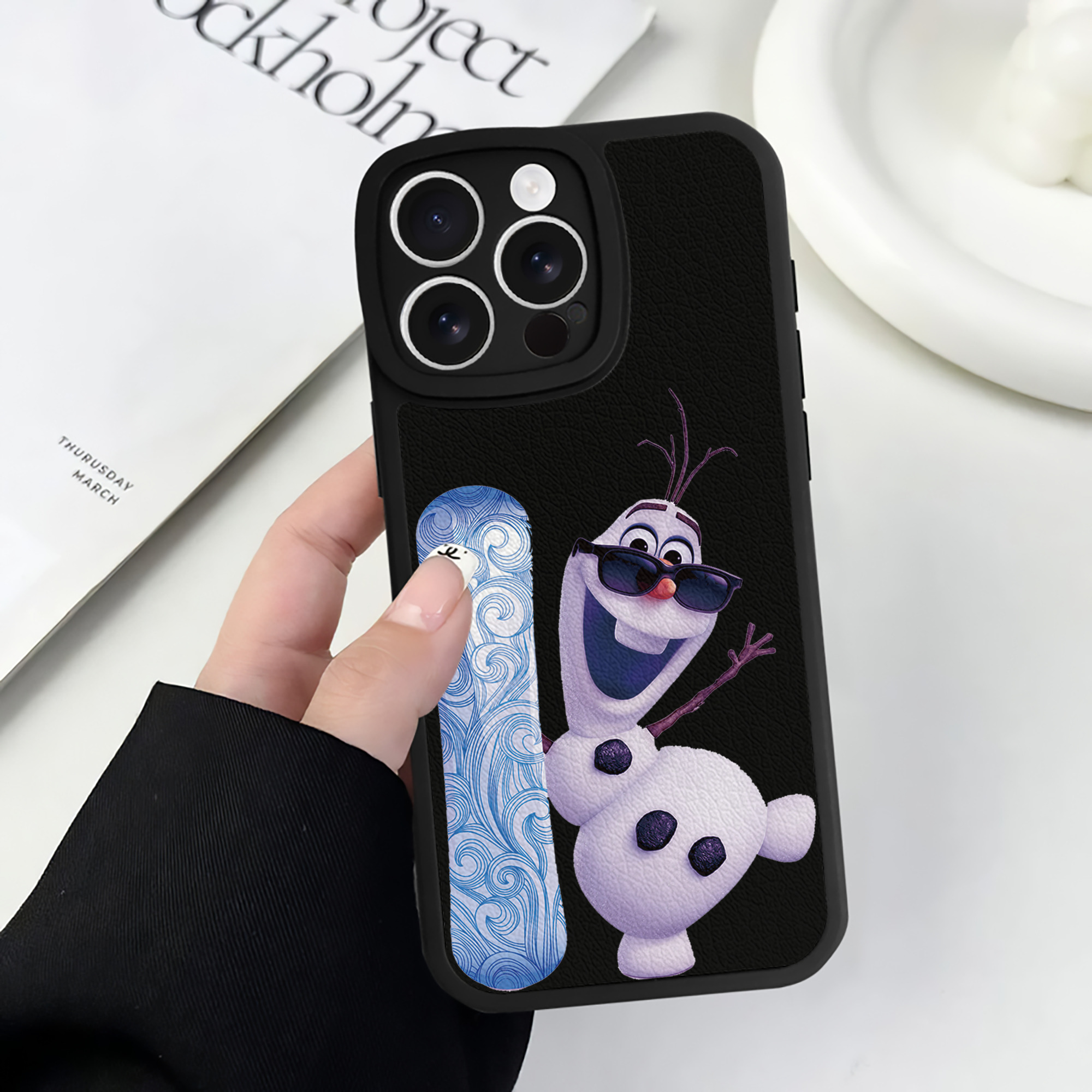 （画像用） アナと雪の女王 アンナ エルサ Frozen Anna Elsa 【iPhone 16シリーズ対応】シリコンスマホケース（レザー調） 材質：シリコン